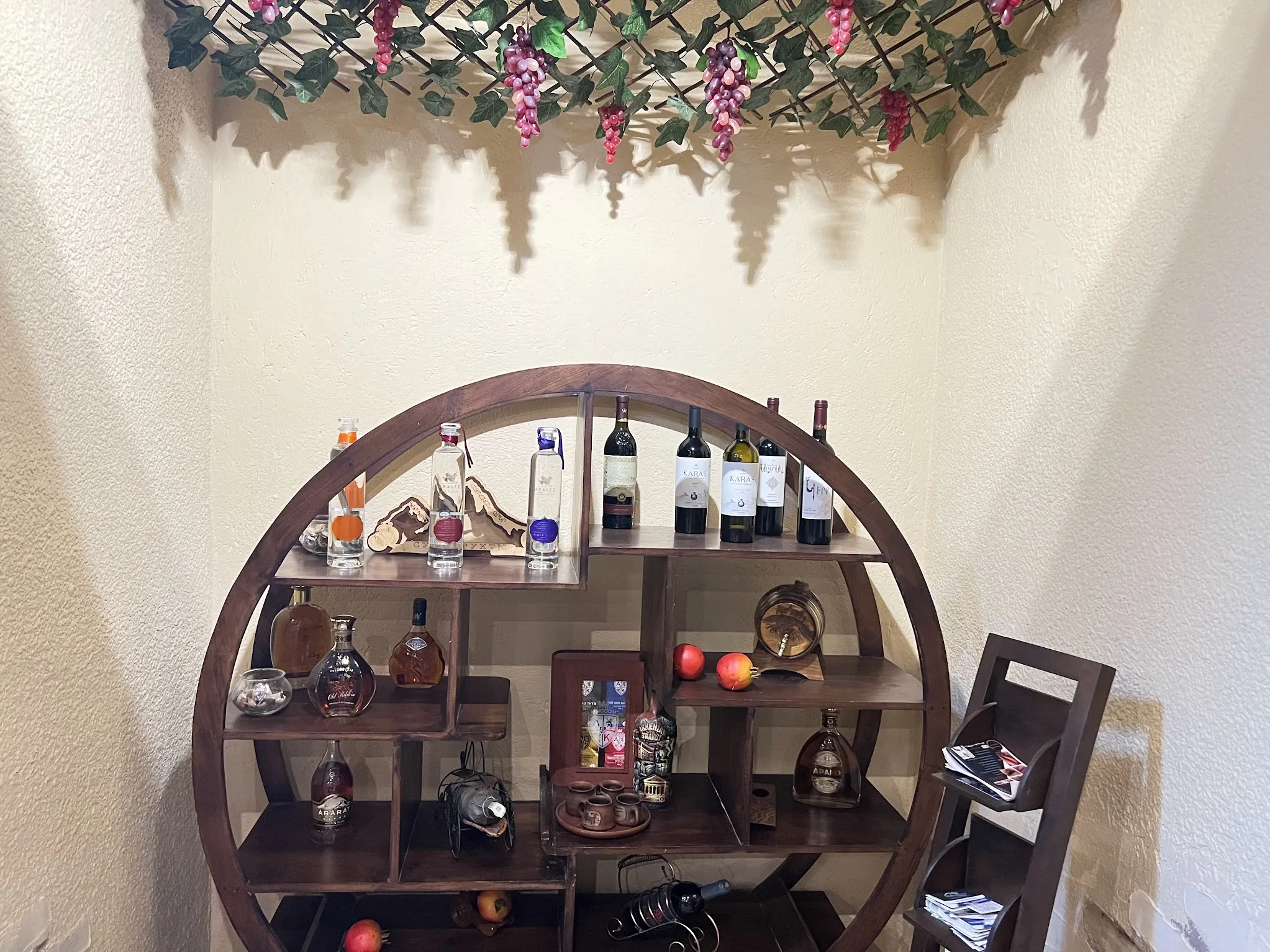 Atmosphere and delicious dishes at Rincon Armenio restaurant in Las Americas, Tenerife